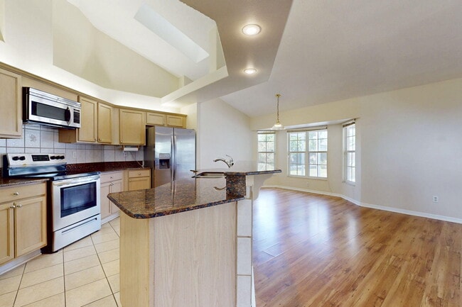 Building Photo - 967 SE Browning Ave