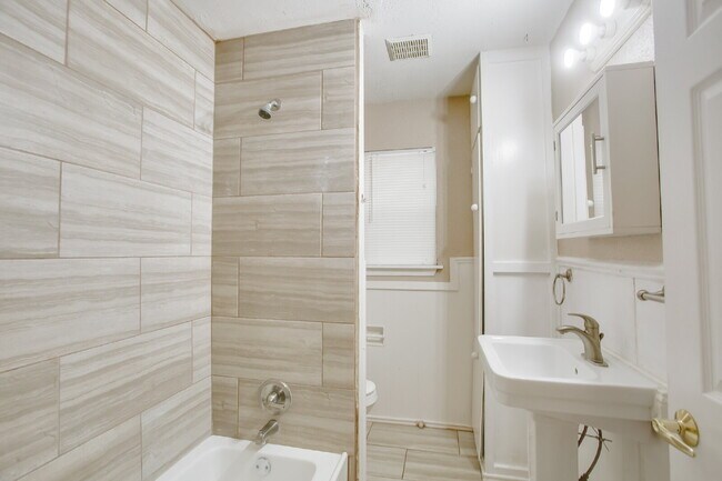 Building Photo - Large 4 bedroom in Tech Terrace ready to c...