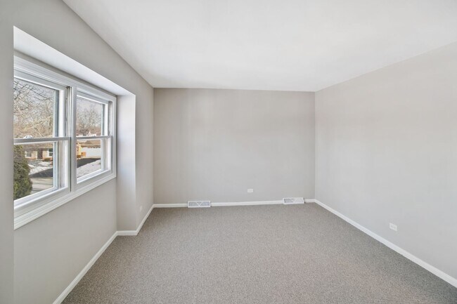 Building Photo - Renovated 4-Bedroom Home in Olympia Fields