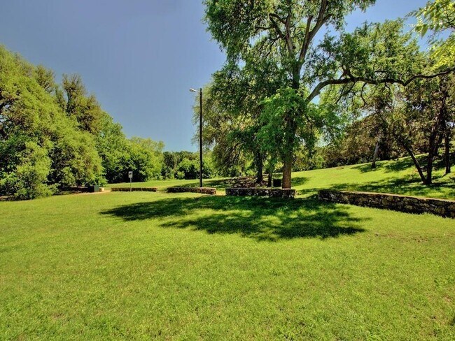 Building Photo - 1500 East Side Dr