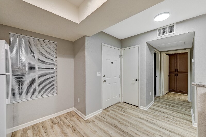 Building Photo - 8070 W Russell Rd