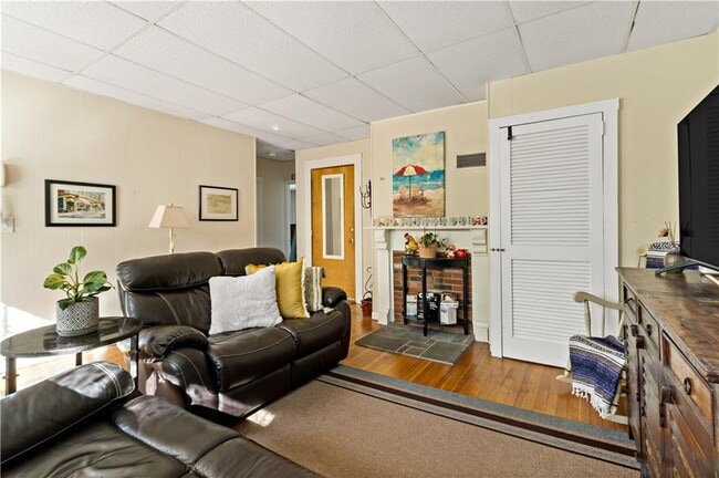 Building Photo - 32 School St