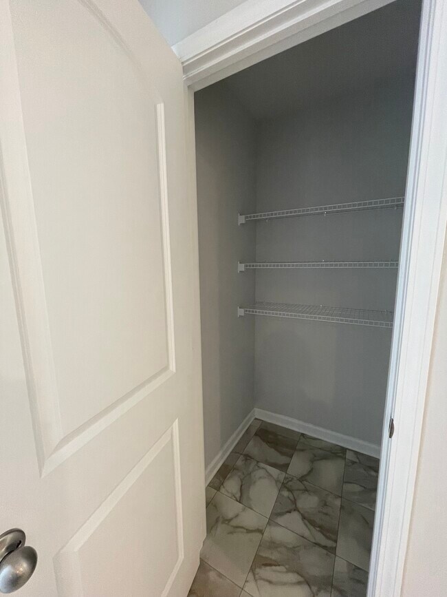 Building Photo - 112 Briarwood Dr E