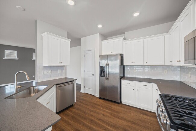 Building Photo - "Spacious 4-Bedroom Home Located In Desira...