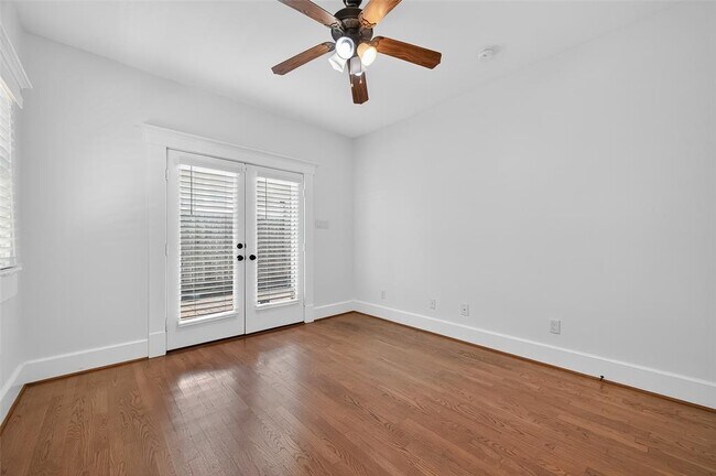 Building Photo - 1042 W 25th St