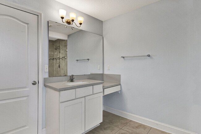 Building Photo - Beautiful 5/4 Home with Over 4k sqft, Fenced in Yard & 3 Car Garage! Pet friendly!