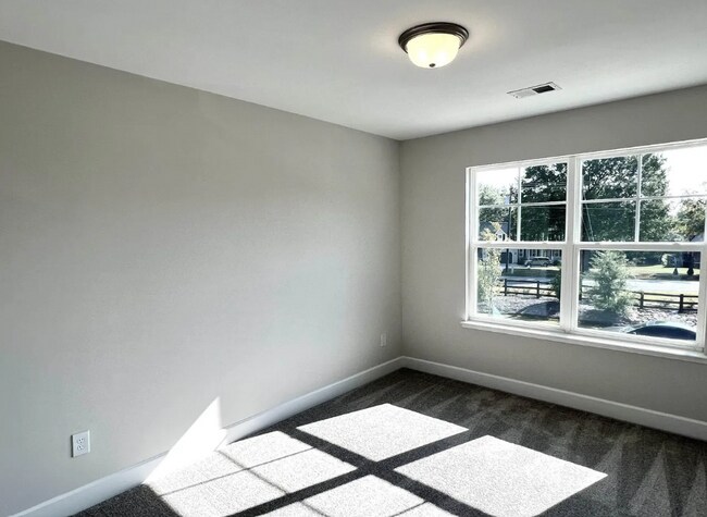 Building Photo - 207 Taylor Woods Ct