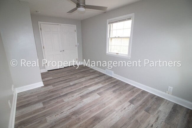 Building Photo - Rooms for Rent in a 6-Bedroom Home