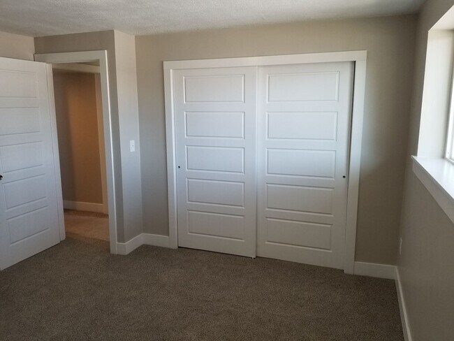 Building Photo - Spacious 5-Bedroom Magna Home with Deck and Ample Parking