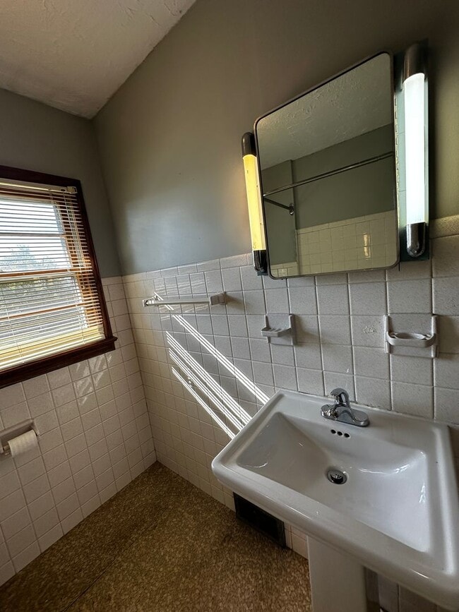 Building Photo - **Move-In Special !! 3 bed/ 2 bath rancher...