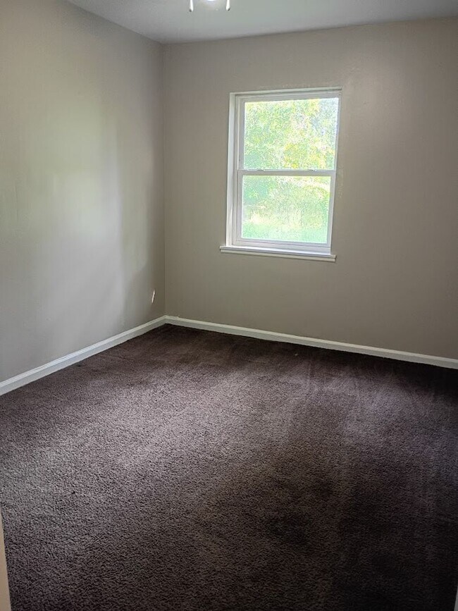 Building Photo - MOVE IN READY