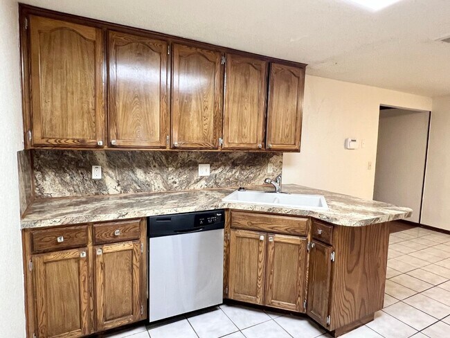 Building Photo - 4-bed 2-bath 2-car For lease SW Moore