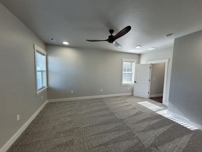 Building Photo - Stunning Townhome In Meridian!