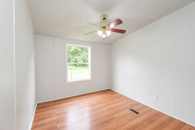 Building Photo - Double wide and magnificent Mobile Home in...