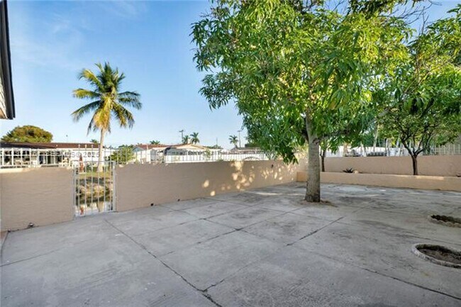 Building Photo - 4701 SW 104th Ct