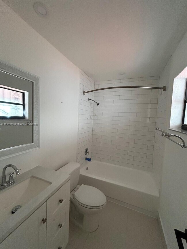 Building Photo - 5214 W 24th Way