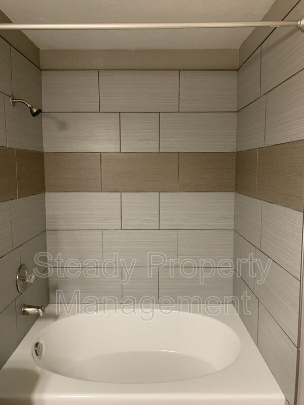 Building Photo - 1822 S 95th St