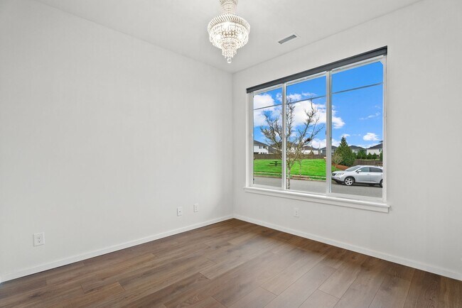 Building Photo - Spacious 4 bed 2.5 bath home w/ oversize 2 car garage & upgrades throughout!