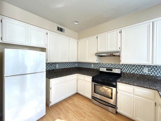 Building Photo - 4 bed, 3 bath located in Corona, CA!
