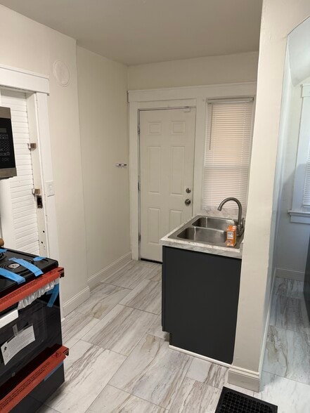 Building Photo - 732 Rockford Ave