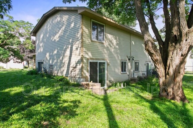 Building Photo - 18 Sunset Dr E