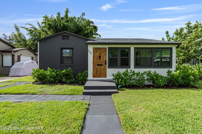 Building Photo - 509 E Fee Ave