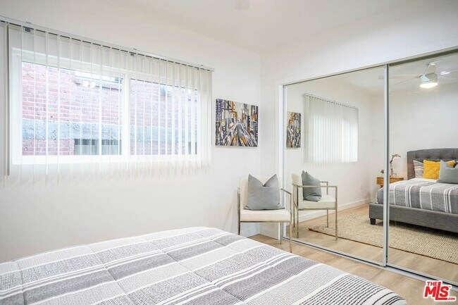 Building Photo - 6244 De Longpre Ave