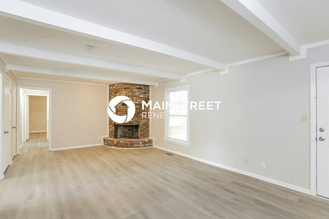 Building Photo - 4 Bedroom Pet-Friendly Home in Kansas City...