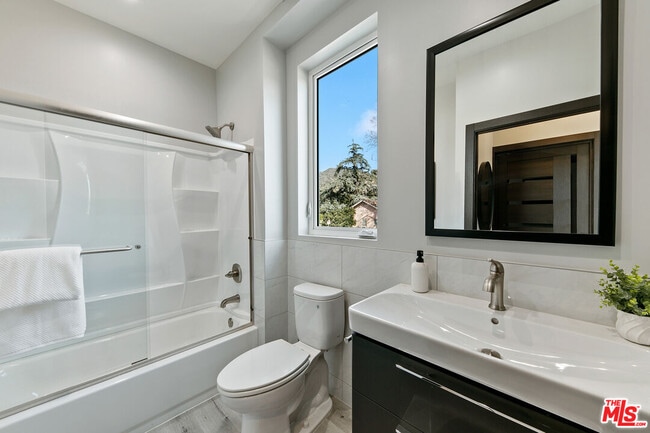 Building Photo - 15106 Roxford St