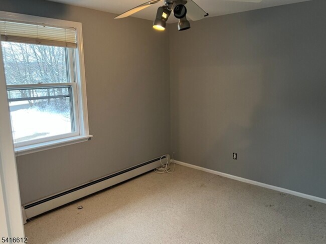 Building Photo - 18 Montrose Ave