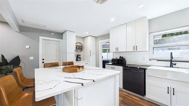 Building Photo - 101 N Mercury Ave