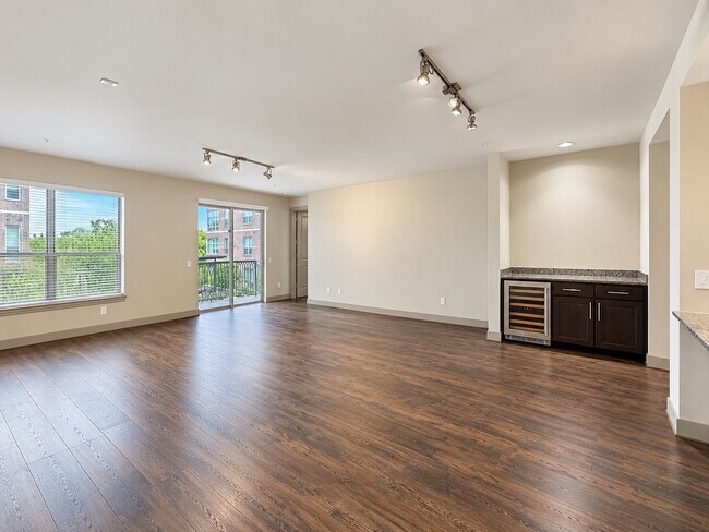 Building Photo - 10401 Town & Country Way