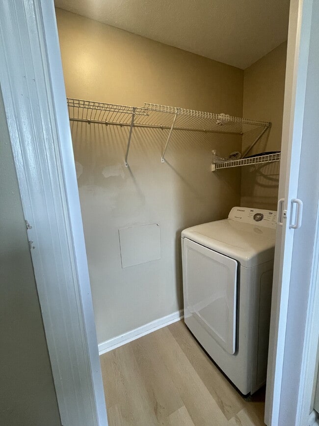 Building Photo - 2/1.5 Townhouse, Fenced Backyard, Located ...