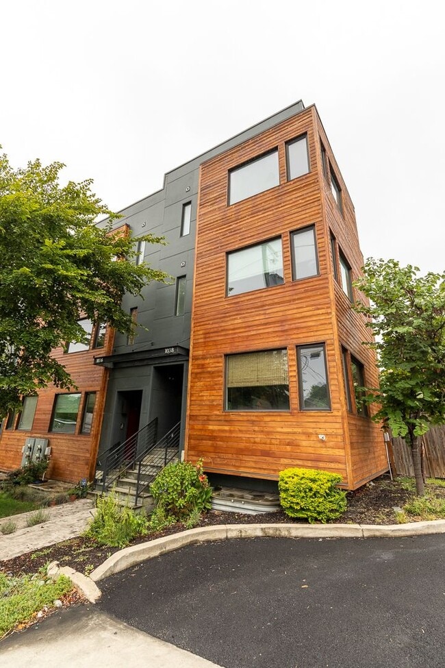 Building Photo - Large Upper Level 2 Bed/2.5 Bath Condo with Parking Near Brookland Metro