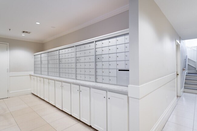 Building Photo - 19 Beacon St