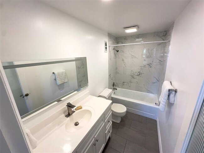 Building Photo - 1 Las Olas Cir