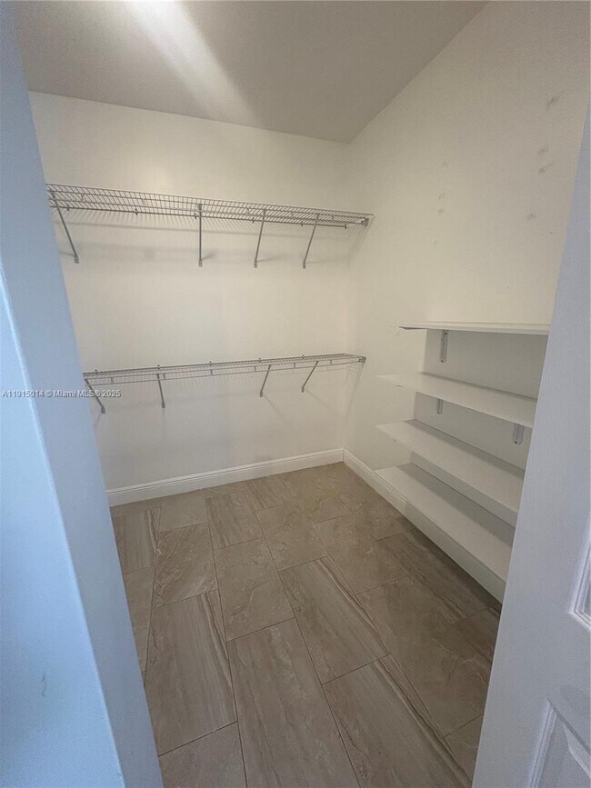 Building Photo - 819 E 26th St