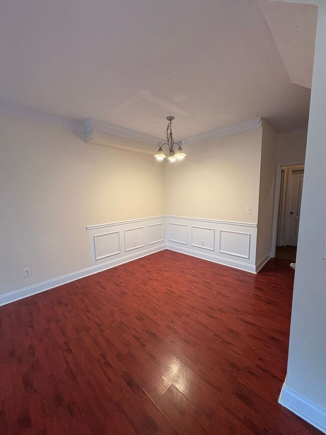 Building Photo - 5 bed, 4 bath townhome WALKING DISTANCE to Downtown & UGA campus!