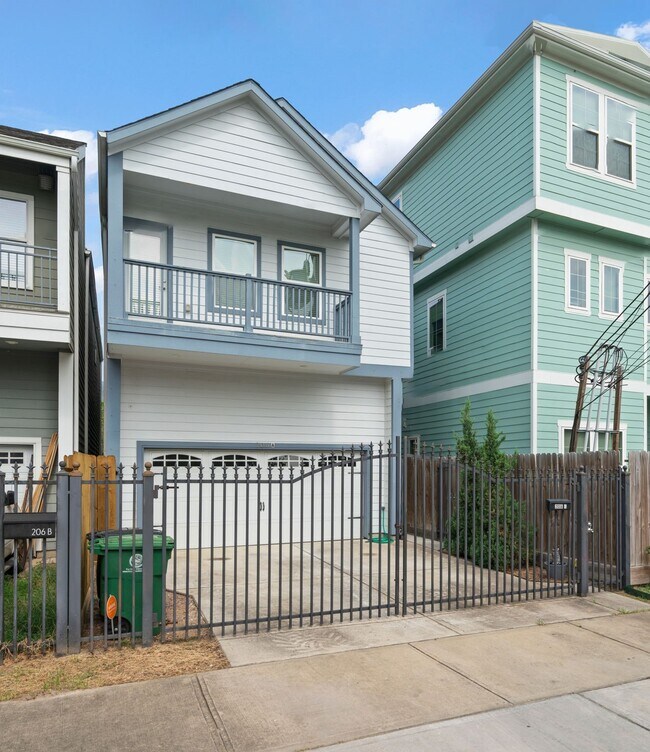 Building Photo - 206 Burr St