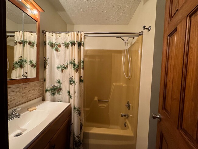 Building Photo - Rent free December ! Sign a lease in December and enjoy the rest of the month free!