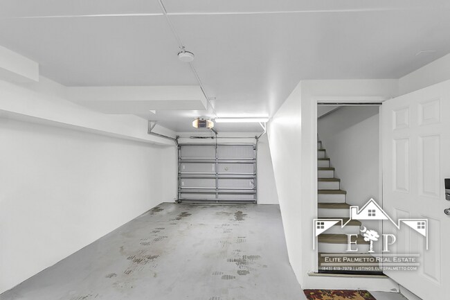 Building Photo - Charming Townhouse Near the Heart of Charleston – Comfort & Convenience in One!