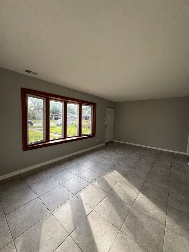 Building Photo - 2 Bedroom Ranch Home now available in Calu...