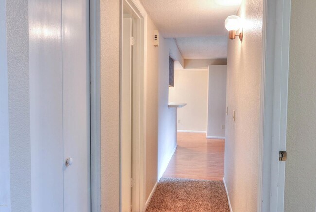 Building Photo - 2146 W Isabella Ave