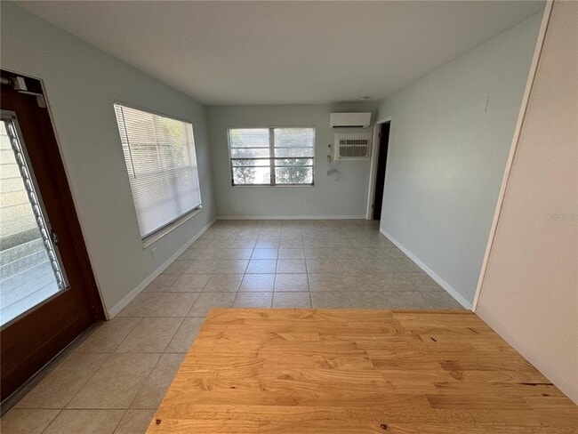 Building Photo - 215 Park Blvd S