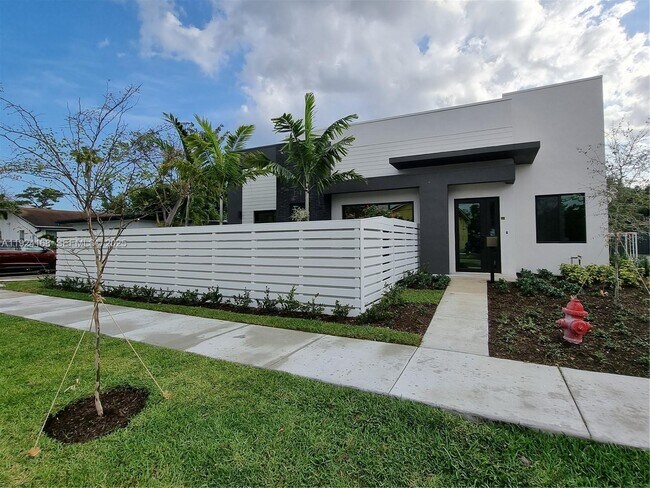 Building Photo - 810 NE 14th Pl