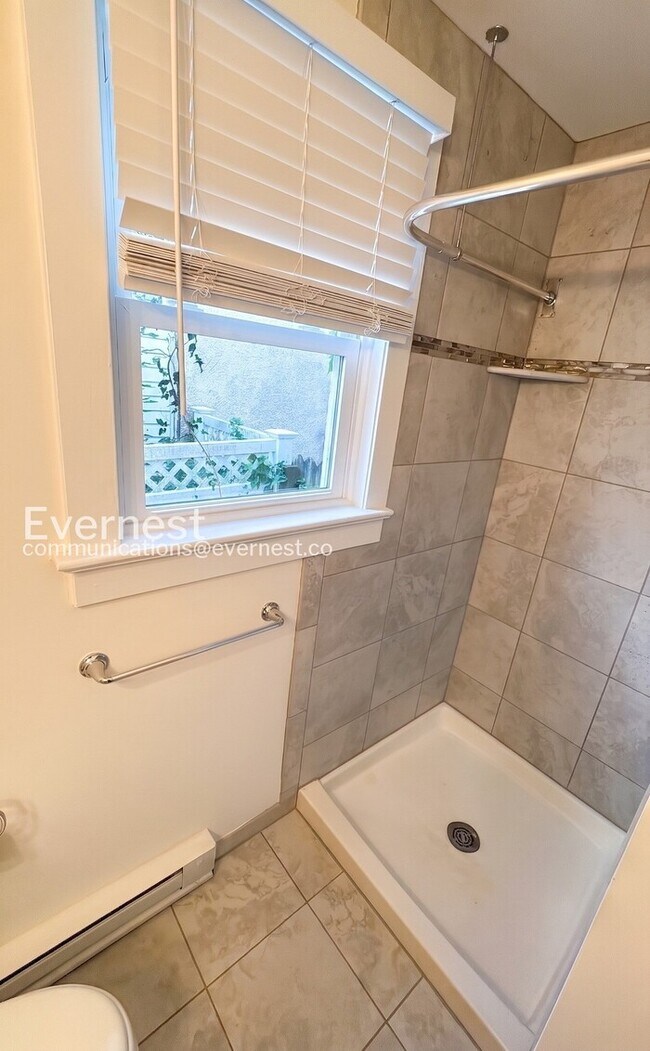 Building Photo - 4 Bed, 3 Bath Home with Fenced Yard / Pet-Friendly / Available Now!