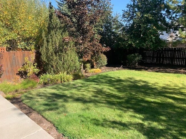 Building Photo - Leasing Special! 3 Bedroom House on Quarter Acre!