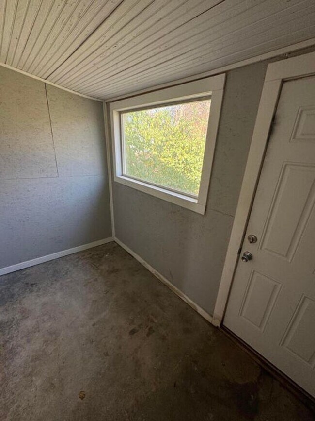Building Photo - Great 1 bed 1 bath duplex in North Springfield. Remodeled