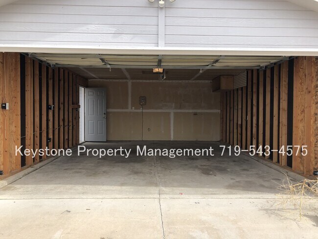 Building Photo - 377 - 379 W. Buttercup Way