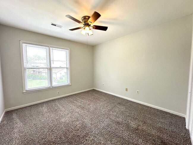 Building Photo - 3 BR 2 1/2 BA Townhome with Community Pool